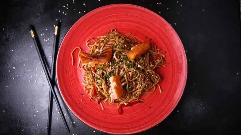 Noodle Qızılbalıq ilə